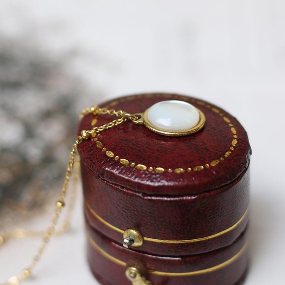 NEW 18K Gold Plated Vintage Retro Mother of Pearl Lolita Oval Pendant Necklace - Picture 9 of 11